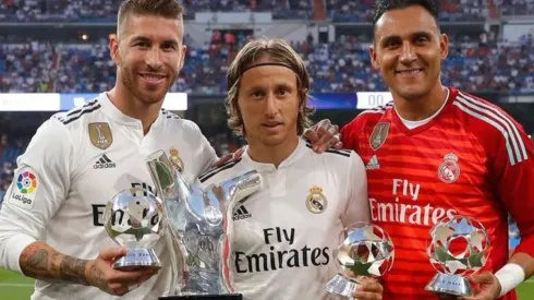 El portero costarricense lució su premio y fue caricaturizado por Goal.com