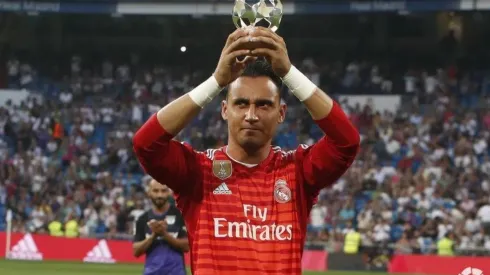 Keylor Navas presentó su trofeo al mejor portero y se fue al banquillo de suplentes