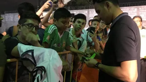 El portero del Real Madrid regaló autógrafos a sus seguidores a su salida