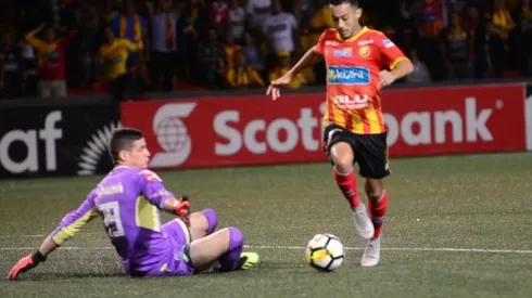 Un contragolpe vertiginoso puso en ventaja a Herediano en el juego de ida