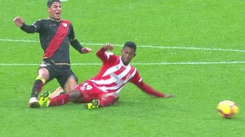 El delantero catracho fue expulsado directo por una fuerte entrada sobre Comesaña