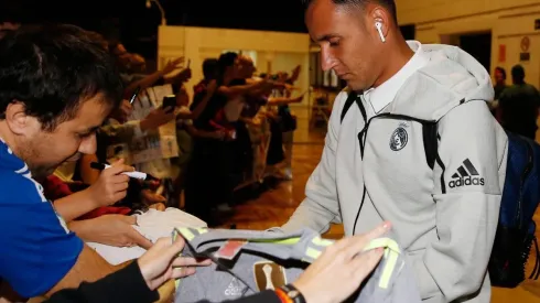 Keylor Navas firmó autógrafos en la llegada del club a Barcelona para el Clásico