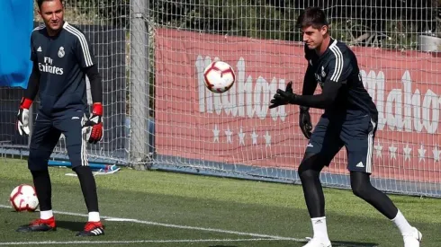 El estratega colchonero habló de Courtois y Navas en un premio que no olvida