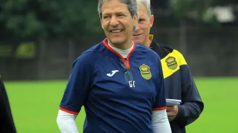 El colombiano se reunió el jueves con los directivos de la Fepafut por el cargo de seleccionador