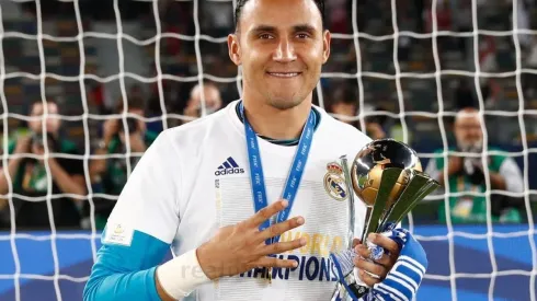 El arquero tico solo sonrió para las fotografías protocolares en Abu Dhabi