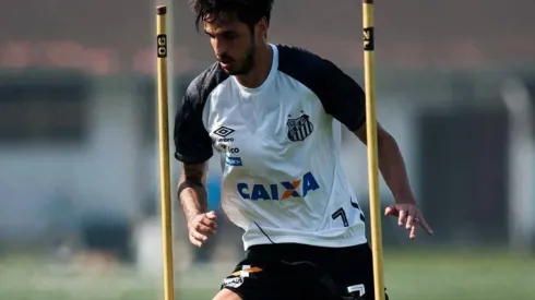 El mediocampista tico deberá demostrar su talento al nuevo entrenador argentino del Santos