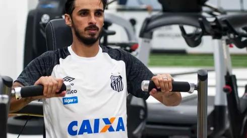 El volante tico comenzó el jueves la pretemporada con Sampaoli en el Santos