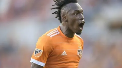 La salida del español Soldado volvería prioritaria la contratación de Alberth Elis