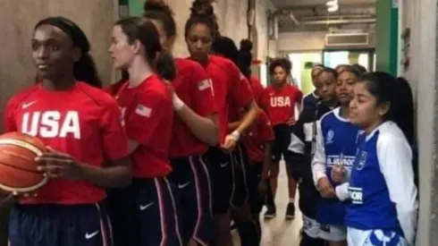 La foto feliz que tal vez no conoces del juego de básquet entre El Salvador y EE.UU.