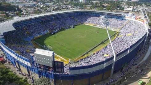 Venta de boletos para entrar al Cuscatlán a ver El Salvador - Santa Lucía