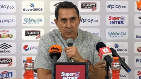 Alexandre Guimaraes cayó, pero su equipo sigue arriba en la tabla