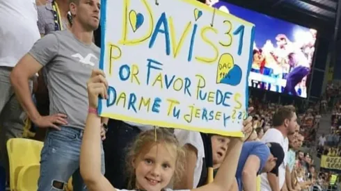 Con lindos gestos, Eric Davis se gana el amor de su hinchada en Eslovaquia