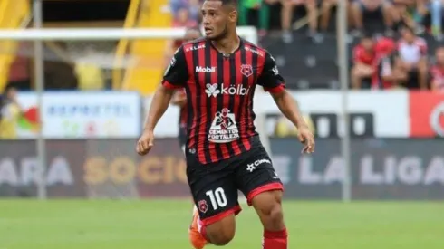 Alex López renueva contrato con el Alajuelense