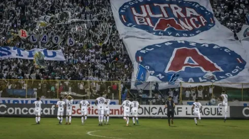 Hinchada de Alianza en la ida de semifinales de Liga Concacaf