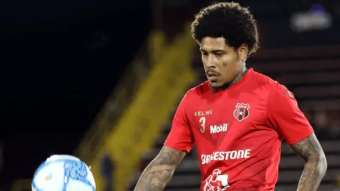 Henry Figueroa disputando un partido con Alajuelense