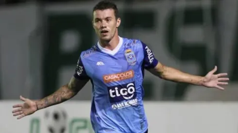 Hugo Bargas disputando un encuentro con el Blooming boliviano