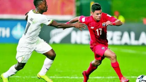 Justin Simons disputando un partido con la selección canalera