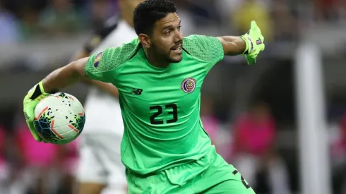 Leonel Moreira atajando para la Selección de Costa Rica