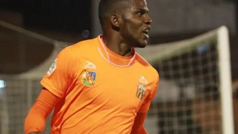 Joseph Cox con la camiseta del Envigado