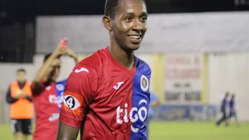 Brayan Gil con la camiseta del FAS