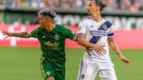 Julio Carrascante enfrentando a Zlatan Ibrahimovic durante su paso por Los Angeles Galaxy