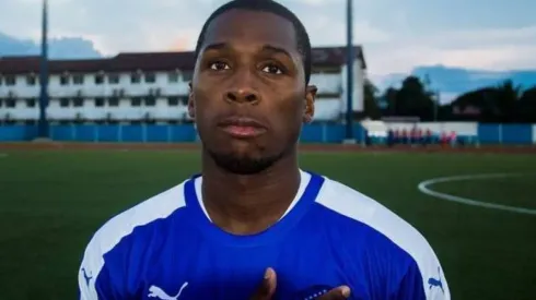 Armando Cooper con la camiseta de Árabe Unido