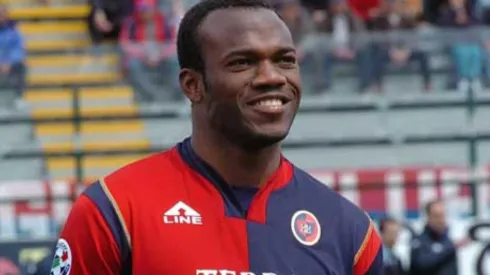 David Suazo defendiendo los colores del Cagliari