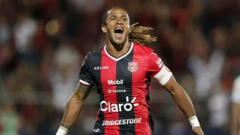 Jonathan McDonald con la camiseta del Alajuelense