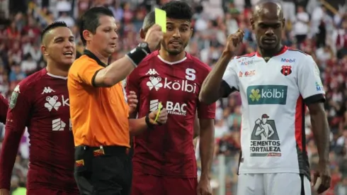 No faltaron tarjetas en el Clásico Nacional.