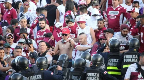 Por incidentes entre la Ultra y la policía, el Clásico Nacional se suspendió siete minutos
