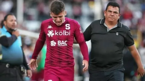 Manfred Ugalde rumbo a los vestuarios, tras ver la roja en el Clásico Nacional