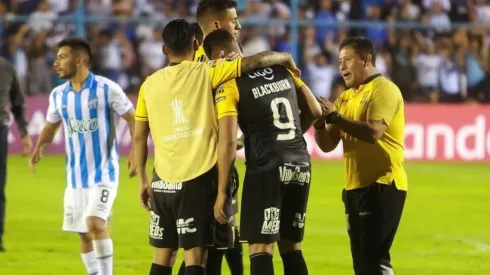 Rolando Blackburn siendo tranquilizado por sus compañeros en The Strongest