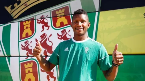 Fidel Escobar posa con el escudo del Córdoba detrás