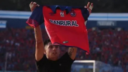 "Gambeta" Díaz exhibe con orgullo la camiseta de Municipal