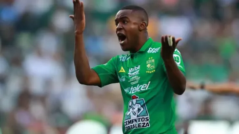 Joel Campbell defendiendo los colores del León