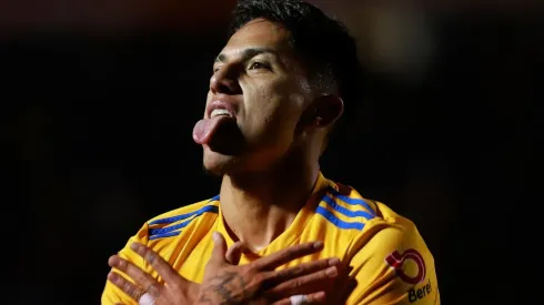 Carlos Salcedo vistiendo los colores de Tigres