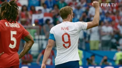 Roman Torres (izq) y Harry Kane (der)