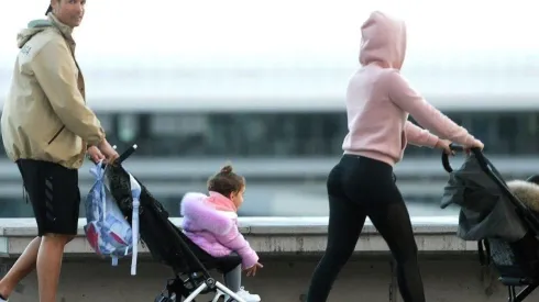 CR7 junto a su familia caminando por las calles de Funchal, Portugal.
