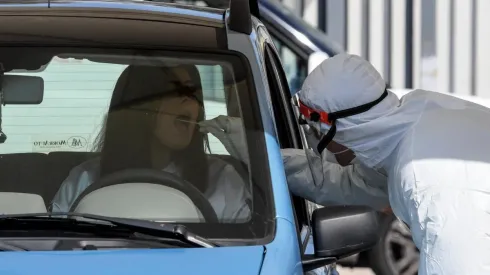 Médico italiano realiza tests de coronavirus en plena calle.