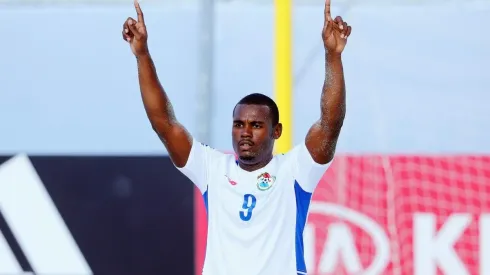 El 9 de la selección panameña de fútbol playa es también policía.