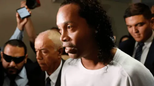 Dinho cumple un mes en la cárcel de Asunsión.