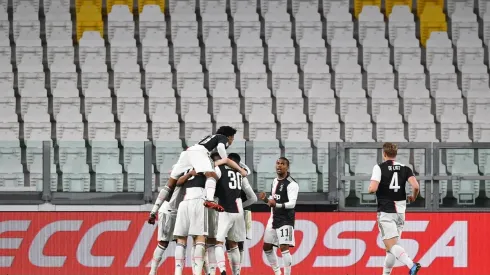 La Juventus festeja su gol a puertas cerradas por el COVID-19.