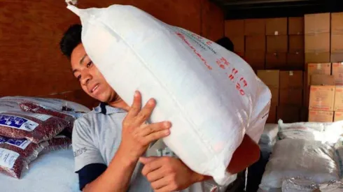 Los padres podrán ir a buscar alimentos pero se temen más contagios por la aglomeración de gente.