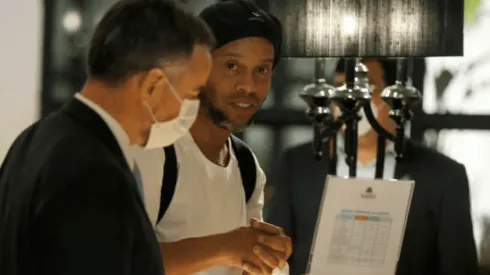 Lleno de lujos: así vive Ronaldinho en un hotel después de salir de la cárcel