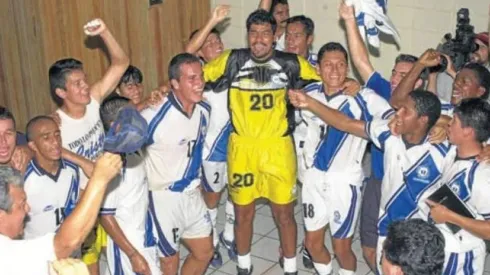 Guatemala festeja tras consagrarse campeona de la Copa Centroamericana del 2001