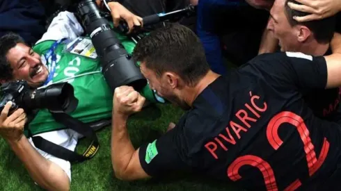 El fotógrafo en el piso luego de que Mandzukic ponga el 2-1 a favor de Croacia en el 2018.