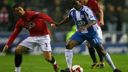 Maynor Figueroa es marcado de cerca por Cristiano Ronaldo