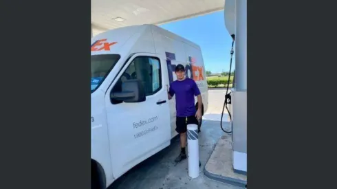 El futbolista con su trabajo durante la cuarentena.