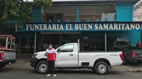 Futbolista de la liga salvadoreña trabaja en una funeraria para sobrevivir