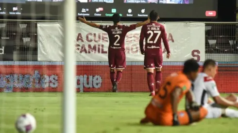 Christian Bolaños festeja "de cara a los fanáticos" uno de sus goles